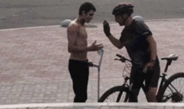 Mladić koji je ostao bez noge izveo je nešto što je začudilo prolaznike, biciklist se zaustavio da mu čestita