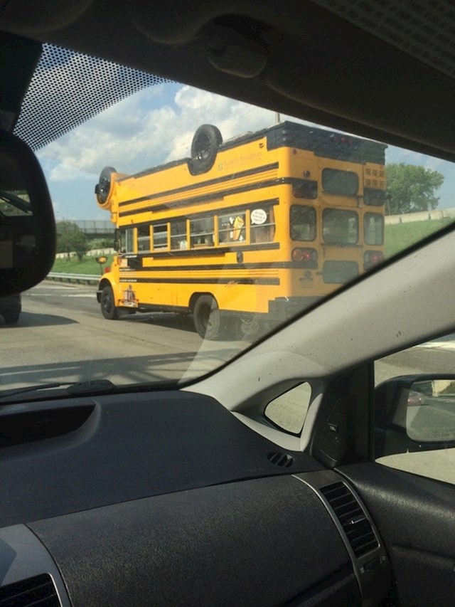 S kojeg je planeta ovaj školski autobus?