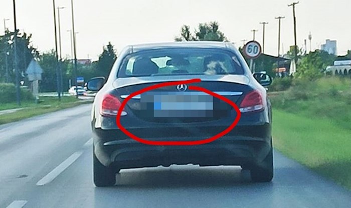 Vozač je slikao Mercedes koji je bio ispred njega, registarska oznaka ga je nasmijala