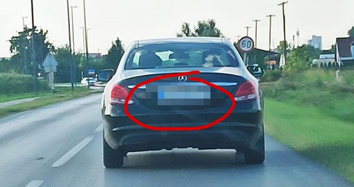 Vozač je slikao Mercedes koji je bio ispred njega, registarska oznaka ga je nasmijala