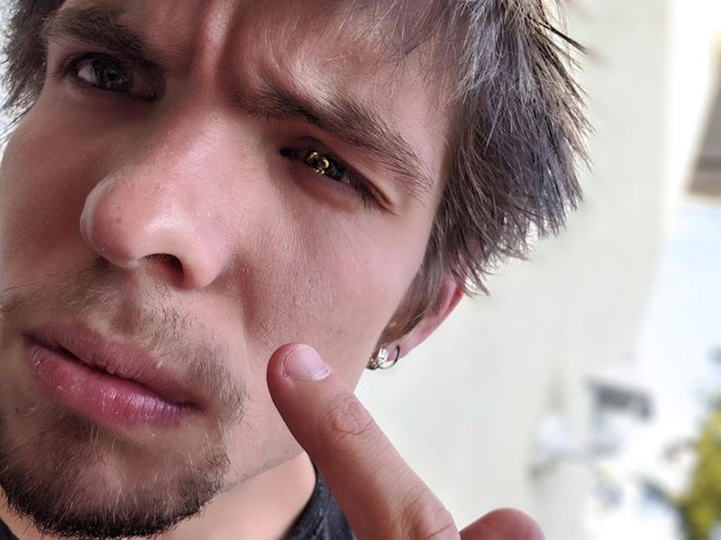 Izgleda kao da ima zlatno oko, zar ne? To je zapravo osa koja je uletjela u kadar u trenutku kad se htio slikati.