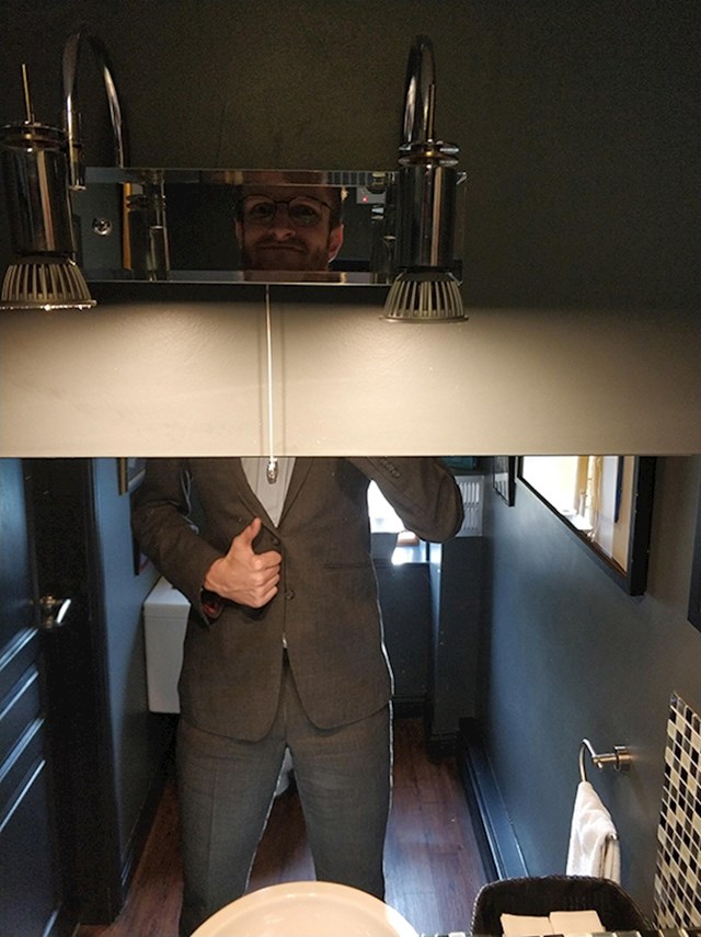 Ovaj restoran ima dodatno ogledalo za visoke ljude.