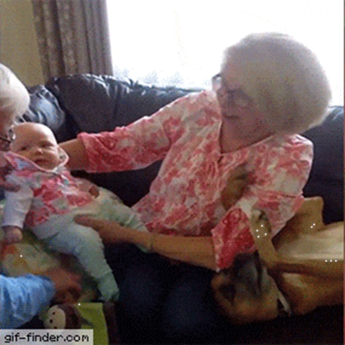Ponosna baka je htjela držati svoju unučicu, a onda se pojavio netko jako ljubomoran