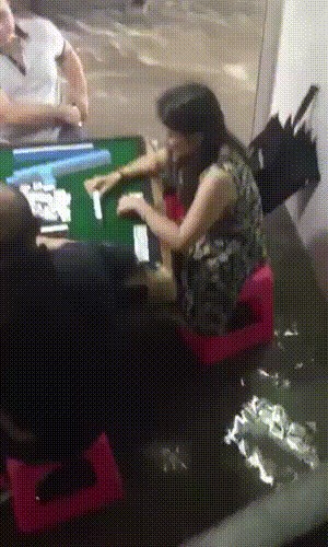 Ovo je očito bila važna partija: Nešto uznemirujuće se događalo iza i ispod njih dok su se igrali