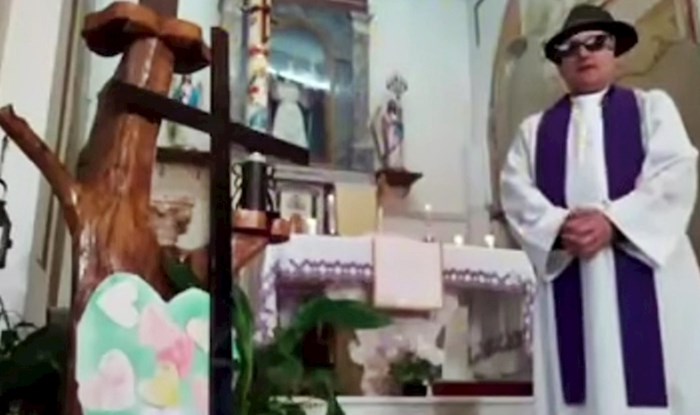 Svećenik koji je htio uživo prenositi misu slučajno je uključio filtere te nasmijao gledatelje