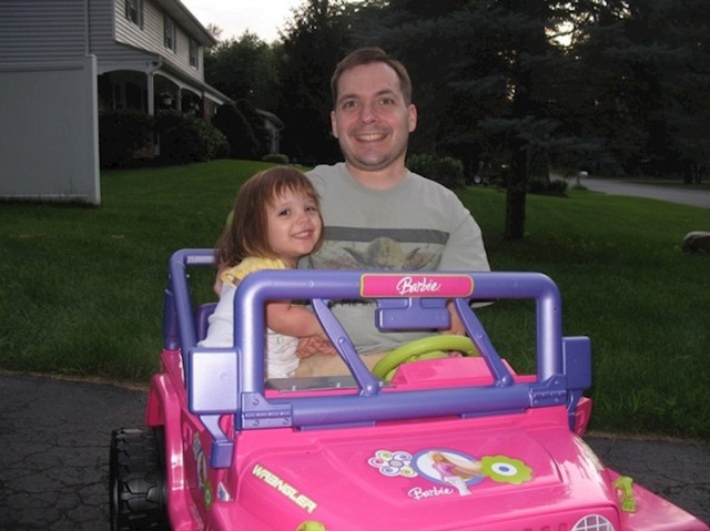 "Jedna od prednosti kad si osoba niskog rasta je ta da sa svojom djecom možeš sjesti u Barbie Jeep i voziti se."