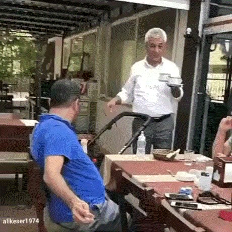 Konobar je gostima nosio kavu i na zanimljiv način provjerio njihove reflekse