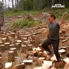 Uskoro će zahladiti, a ovaj lik neće imati nikakvih problema oko pripreme drva za ogrjev