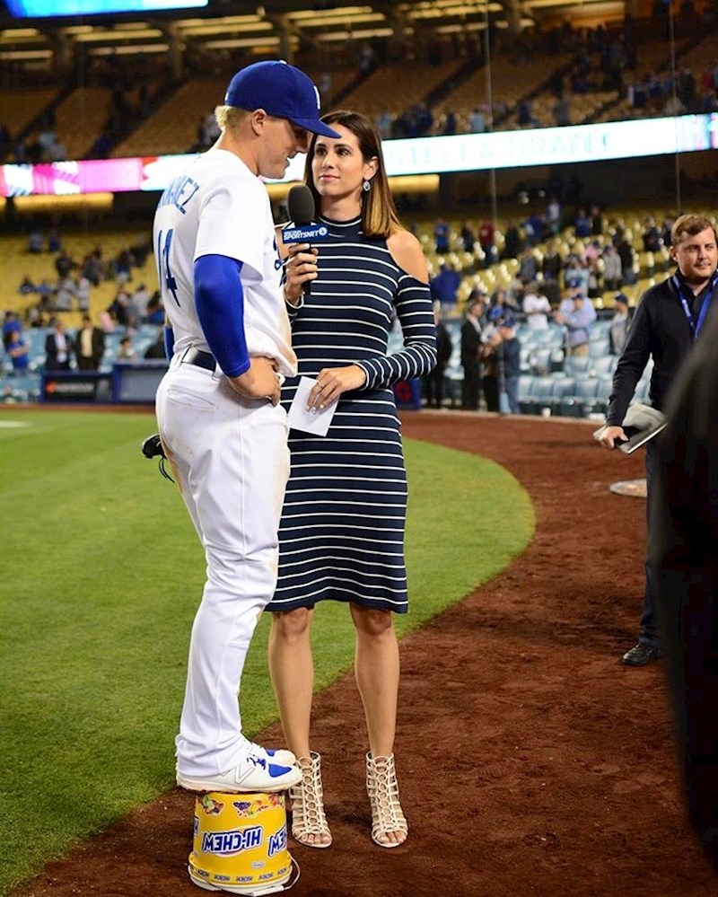 Ono kad pred kamerama želi izgledati viši...