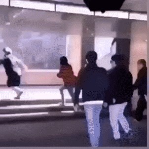 Kamera uhvatila nevjerojatnu scenu: Svi su bježali iz pothodnika kad se pojavio ovaj čudak