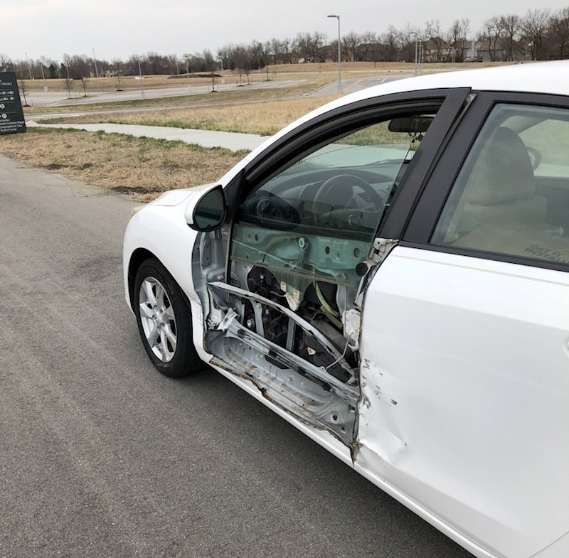 Ovom vozaču je netko ukrao vanjski dio vrata na autu.