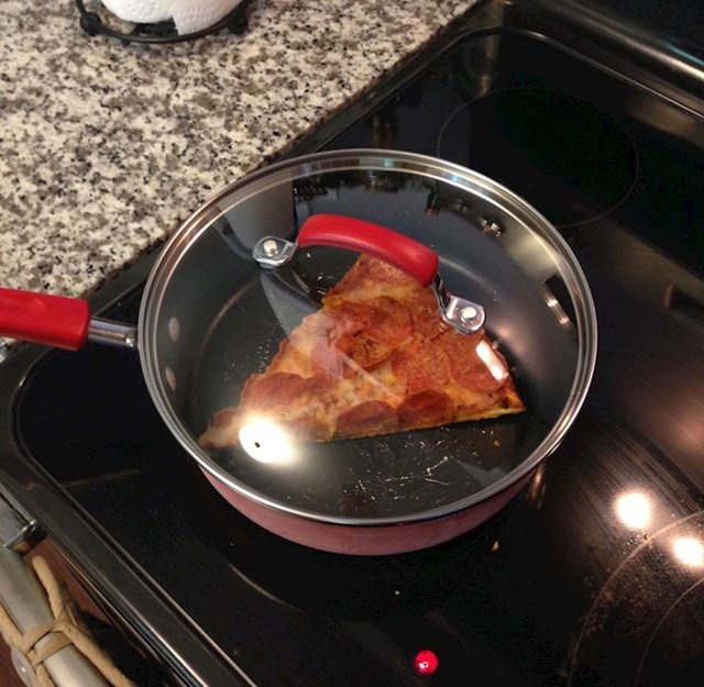 Kažu da je ovo najbolji i najbrži način za podgrijavanje pizze.