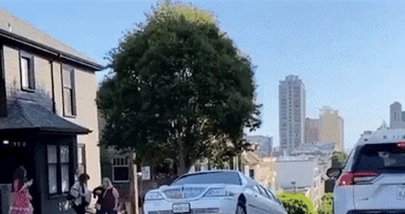 Mislili su da će im se prolaznici diviti kad vide limuzinu, no onda im se dogodila jako glupa nezgoda