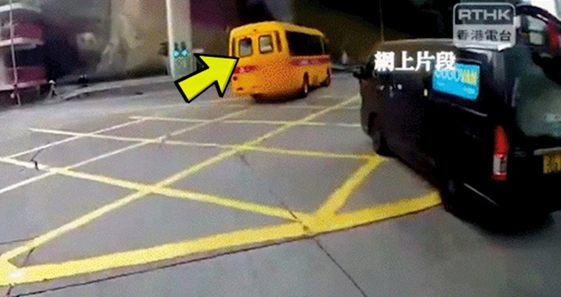 Čovjek koji se vozio iza školskog autobusa u jednom je trenutku snimio šokantnu scenu