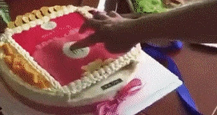 Rekli su mu da pritisne gornji dio torte, a onda je shvatio da je dobio odličan poklon za rođendan