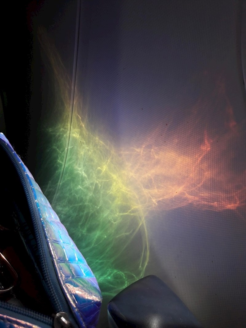 Odsjaj nesesera sa šminkom izgleda kao svemirska maglica.