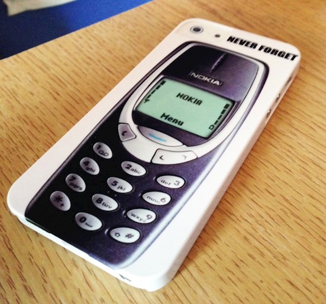 "Nakon puno pokušaja smo tatu konačno nagovorili da prestane koristiti svoju prastaru Nokiju 3310 i kupi smartphone. Evo kakvu je maskicu odabrao."