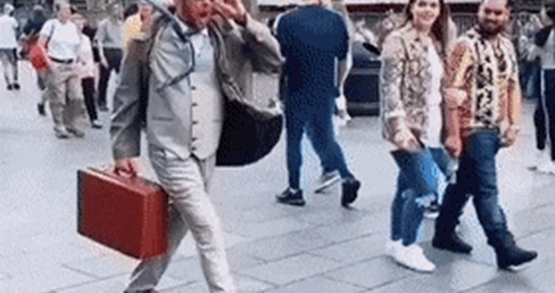 Netko je snimio uličnog izvođača koji je na genijalan način zbunio i zabavio prolaznike