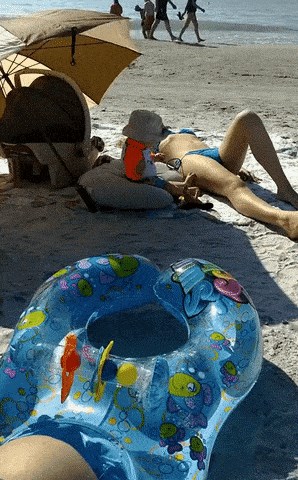 Dijete na plaži mamu umalo pretvorilo u nudisticu, tata je snimio što se dogodilo