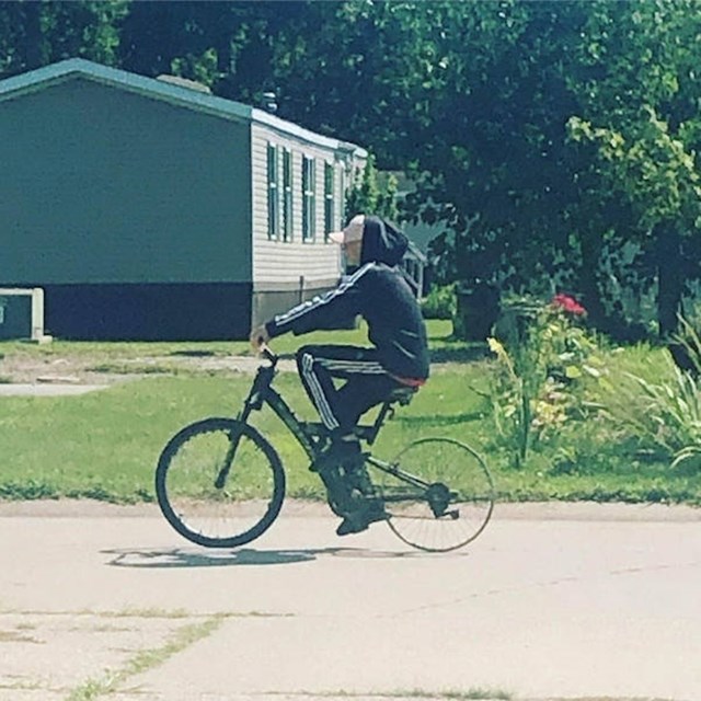 Eto dokaza da je moguće i ovako voziti bicikl...