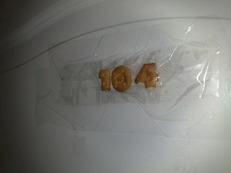 Na vratima hotelske sobe bio je broj... napisan pomoću krekera.