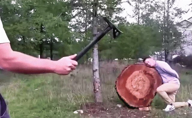 Mladić naslonio glavu na panj i riskirao život kako bi prijatelj snimio cool video