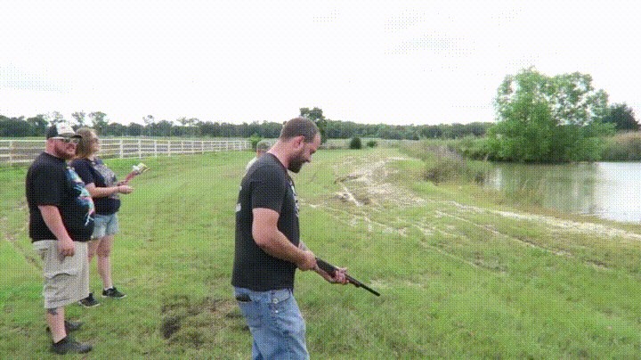 Lik je htio pucati iz oružja kao prava faca, a onda je shvatio da to nije kao u filmovima