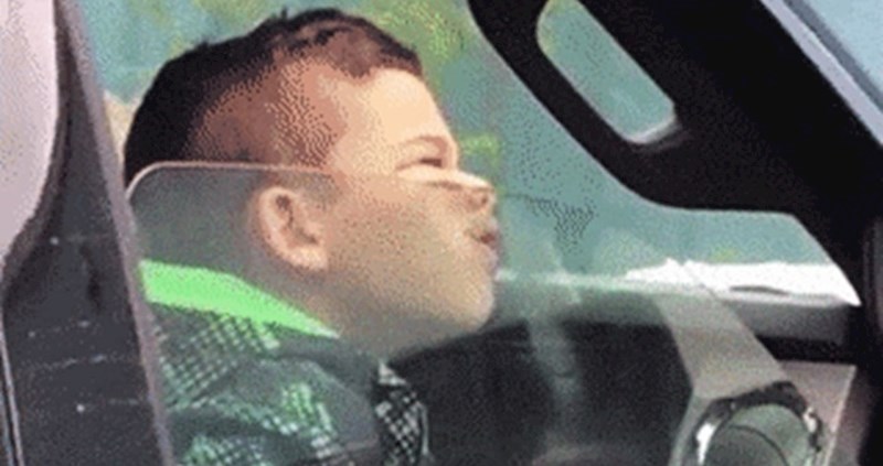 Dječaku je bilo jako dosadno u autu pa je radio nešto što je nasmijalo prolaznika