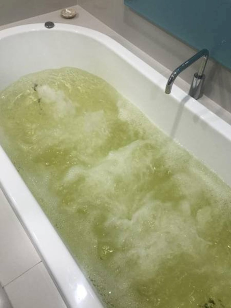 "Ubacila sam svoju bombu za kupanje u kadu. Sad voda izgleda kao da sam pišala u nju... a htjela sam slikati dečku..."