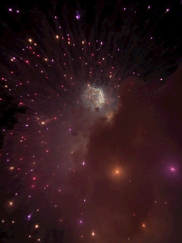 Netko je slikao vatromet koji je na fotki izgledao kao svemir.