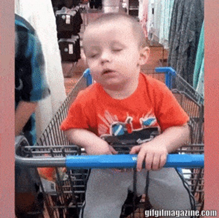 Klinjo zaspao u kolicima za kupovinu, roditelji ga naglo probudili i snimili reakciju