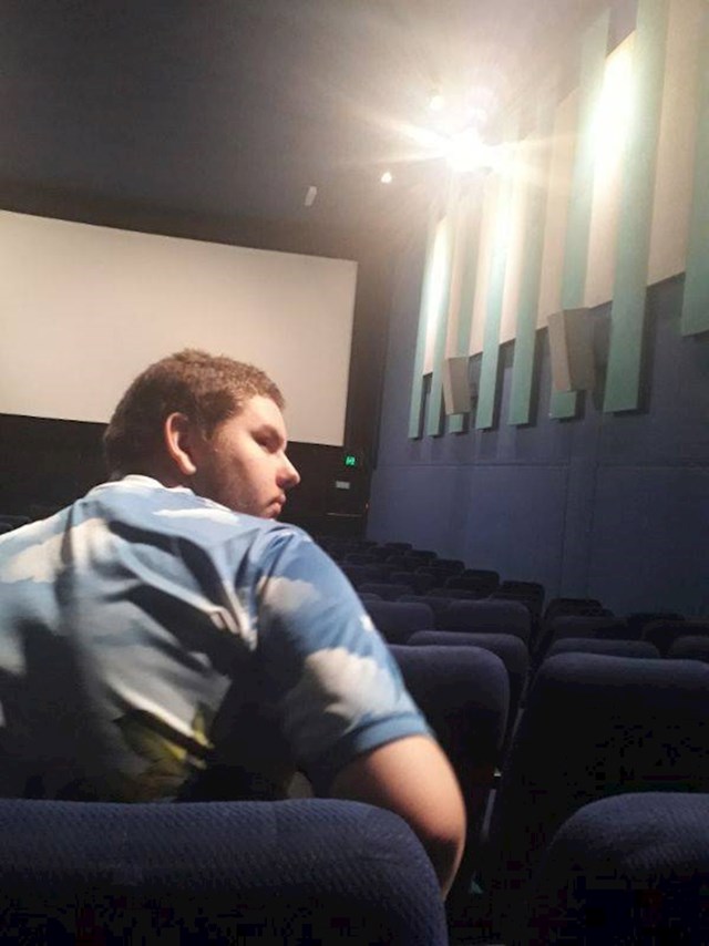 "Kino dvorana je bila potpuno prazna, a ovaj lik je sjeo baš ispred mene."