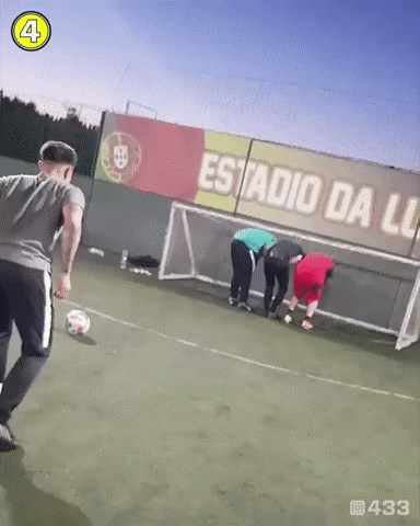 Prijatelje je htio što jače kazniti nakon što ih je pobijedio u igri, no onda je sam sebe osramotio