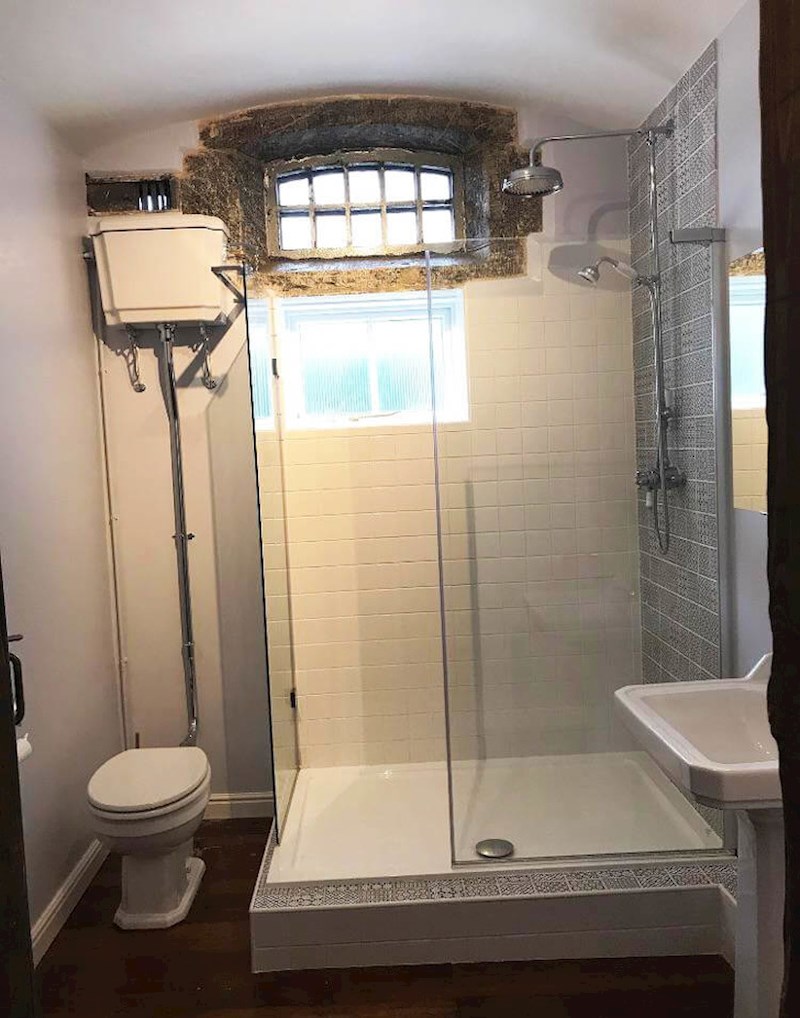 "Moja kuća je nekad bila policijska postaja, a koja kupaonica je bila stara zatvorska ćelija. Originalni prozor je još uvijek na svom mjestu."