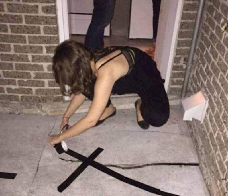 "Moj prijatelj je bio na partyju u kući na kojoj se balkon na 2. katu raspadao. Rekao je to vlasnici, a ona je uzela ljepljivu traku kako bi 'popravila balkon'. Tvrdi da je bila potpuno trijezna."