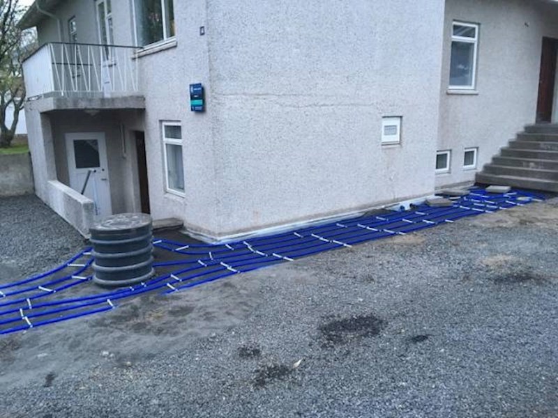 Ova kuća ima stazu s podnim grijanjem. Vlasnici sigurno neće imati zaleđenu stazu pred vratima, a i snijeg će se odmah otopiti.