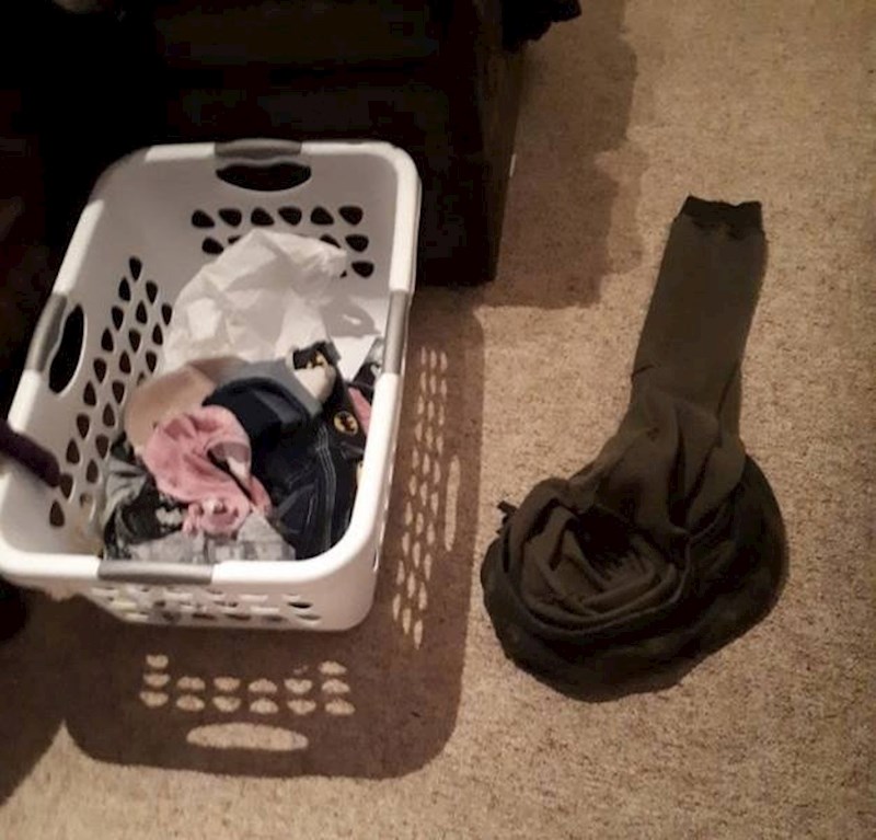 "Moj muž svaki put ovako ostavlja prljavu robu. Ne znam zašto je jednostavno ne baci u košaru. Ponekad imam osjećaj da me namjerno ljuti."