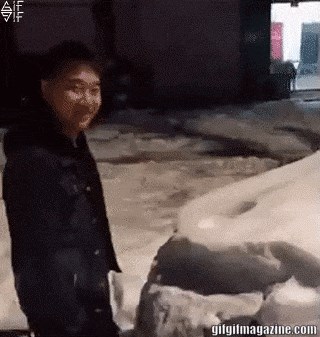 Licem je "zaronio" u snijeg i napravio genijalnu masku