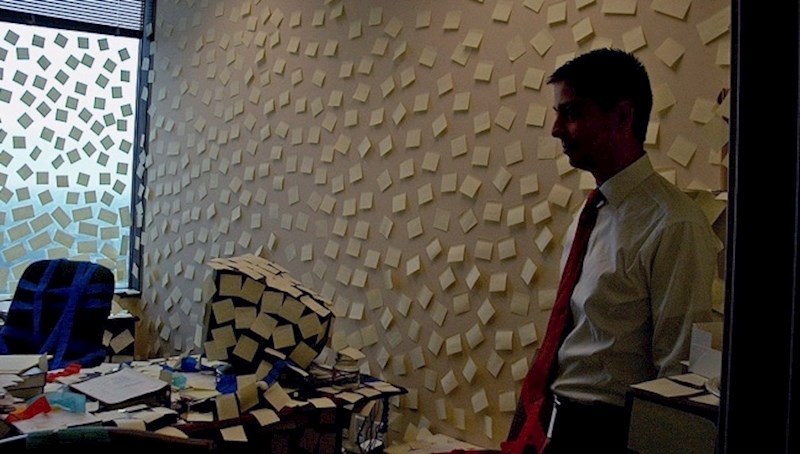 "Kolega s posla me zamolio da ne koristim ljepljive papiriće za svaku glupost koja mi padne na pamet. Evo kako sam mu ukrasio ured."