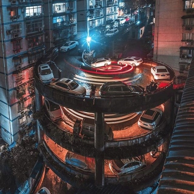 Ljudi u kineskom gradu Chongqingu žive kraj spiralne ulice koja se spušta kroz nekoliko katova...
