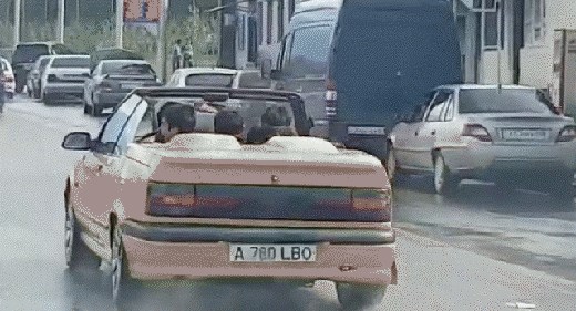 Grupa mladića je odabrala loš automobil za vožnju po gradu, evo što se dogodilo nakon kiše