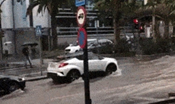 Ulice grada bile su poplavljene, prolaznik je snimio bizarnu scenu na cesti