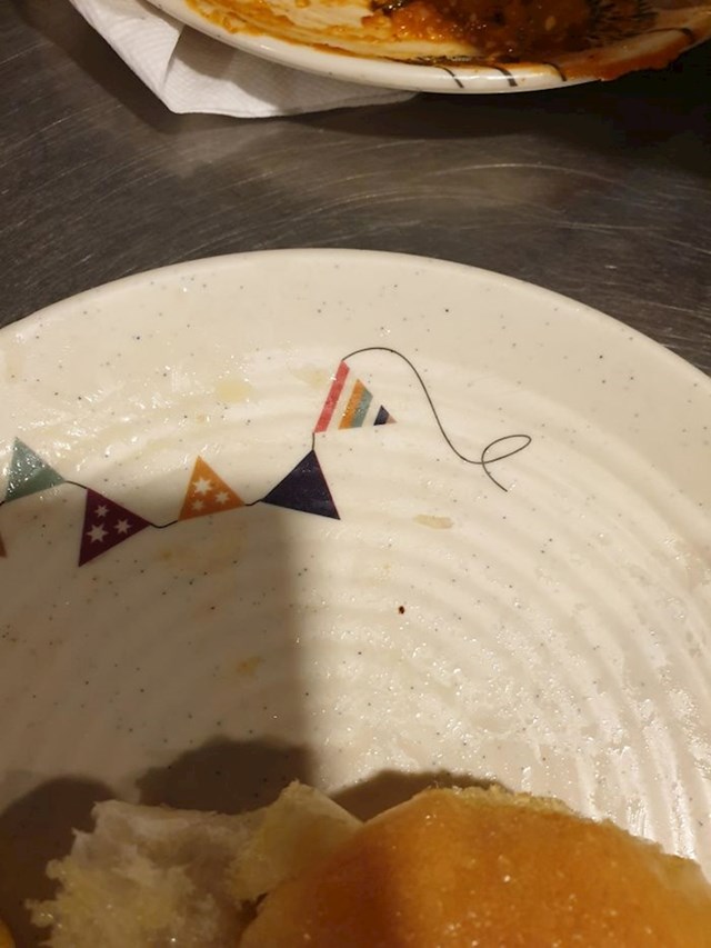 Ovaj restoran ima tanjure s ukrasom koji izgleda kao dlaka.