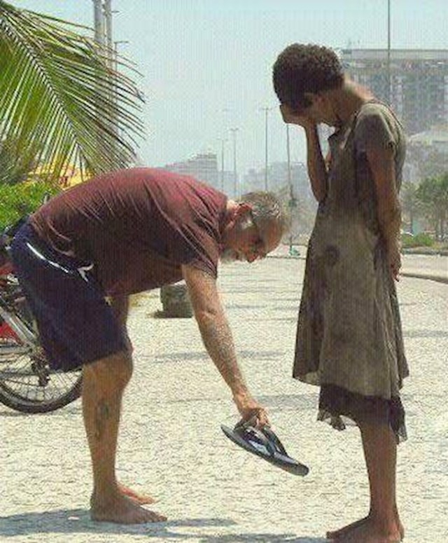 Prolaznik daje svoje papuče mladoj beskućnici...