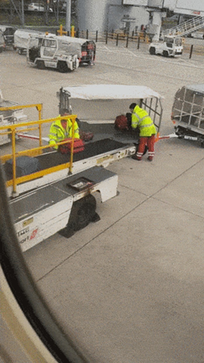 Putnik je snimio što se dogodi s prtljagom kada zaposlenik zračne luke "ustane na lijevu nogu"
