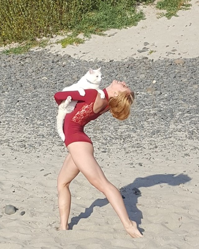 "Odveli smo našu mačku na plažu pa slučajno naišli na profesionalnu plesačicu koja je bila na fotografiranju. Htjela je napraviti i par slika s našom micom."
