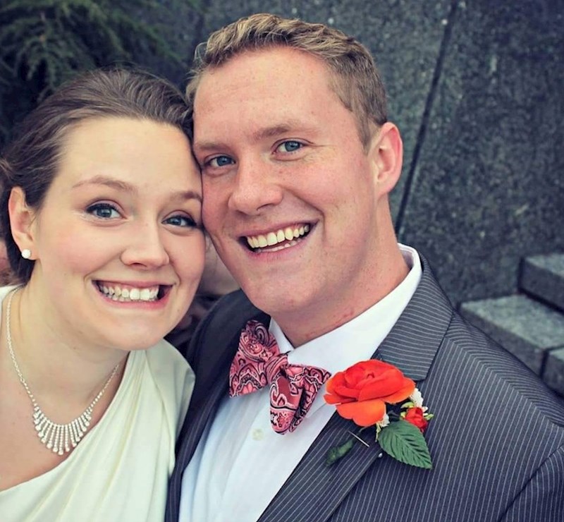 "Žena i ja napravili smo svoj prvi bračni selfie. Kasnije smo na fotki primijetili nešto čudno između nas. Još uvijek ne znamo tko je to."