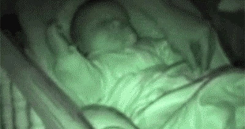 Roditelji su se smijali dok su snimali bebu, pogledajte što je radila u snu