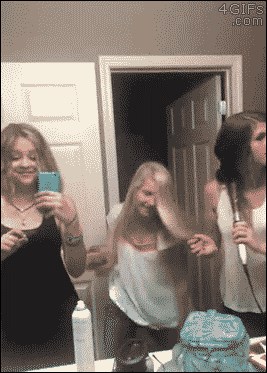 Djevojka se raspjevala i rasplesala, no ipak nije trebala uzeti "mikrofon" koji joj je prijateljica nudila