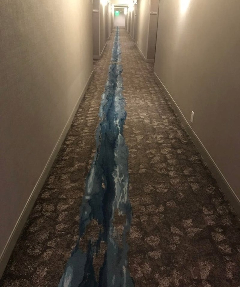 "Ovako je izgledao tepih u hodniku na jednom od katova hotela. Izgleda kao da su nekoga ubili i vukli po podu."